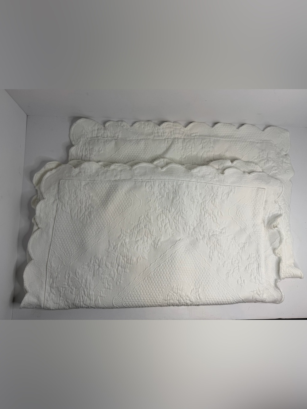 White Cotton Matelasse Quilted Scalloped Pillow Shams Vintage 2